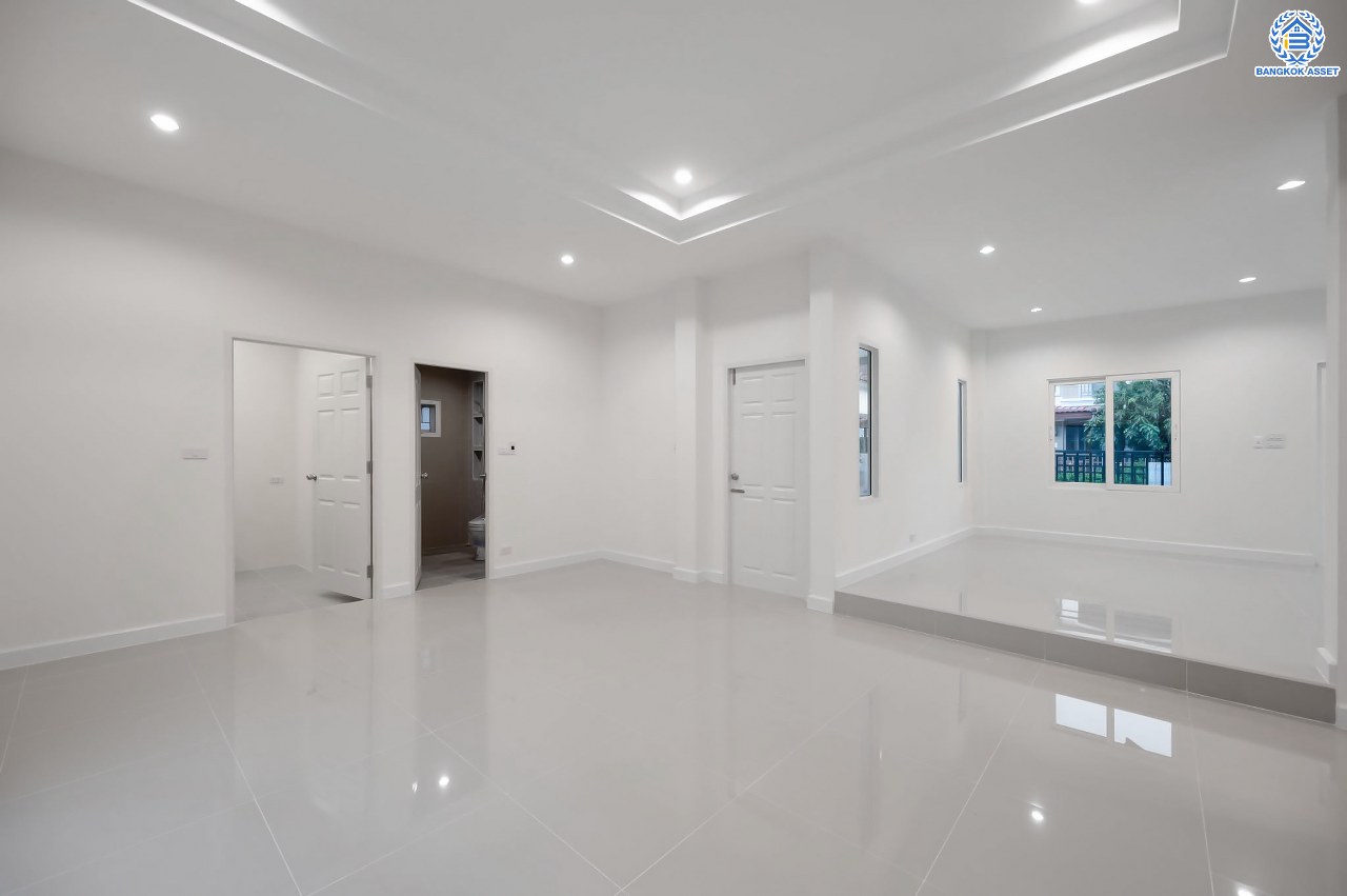 บ้านมือสองตกแต่งใหม่ โครงการ นนท์ณิชา พระนั่งเกล้า เนื้อที่กว้าง 67.5 ตร.ว. ฟังก์ชัน 3 ห้องนอน 3 ห้องน้ำ 1 ห้องอเนกประสงค์ 2 จอดรถ บนทำเลศักยภาพ ติดถนนรัตนาธิเบศร์ เชื่อมต่อถนนชัยพฤกษ์ ใกล้รถไฟฟ้าสายสีม่วง "สถานีไทรม้า" และจุดขึ้นทางด่วน "งามวงศ์วาน"